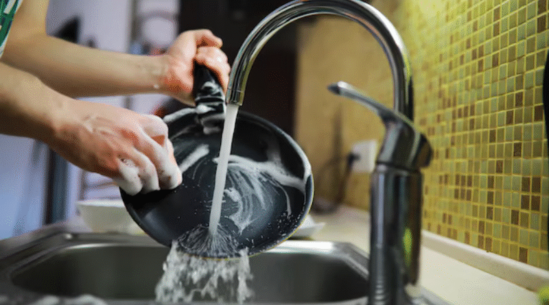 thói quen xấu khi rửa bát bằng tay